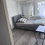 Monteurwohnung 4 Schlafzimmer アパート *